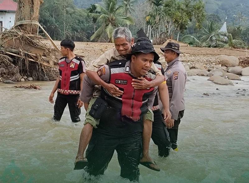 Tubuh Diselimuti Kain Merah Putih, Reno Dikubur Secara Kedinasan Dua Polda di Sumatera