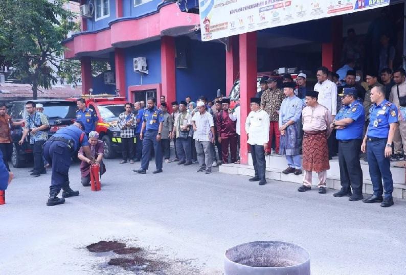 Konsulat Malaysia Distribusikan APAR ke 100 Masjid di Pekanbaru, Tingkatkan Kesiapsiagaan