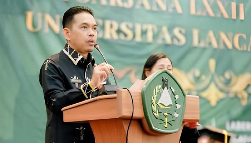 Komitmen Majukan Pendidikan Tinggi, Kadisdik Riau Hadiri Wisuda Unilak