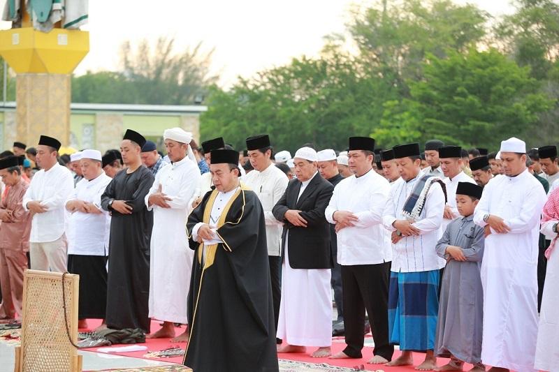 Sekdaprov Syahrial Abdi Salat Id di Masjid Annur, Suasana Iduladha Khusyuk dan Tertib
