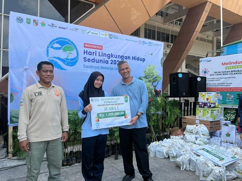 Sisir Stadion Utama Riau, SMAN 12 Pekanbaru Raih Penghargaan Tertinggi Kumpulkan 106,6 Kg Sampah