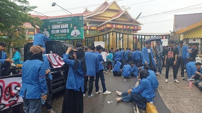 Diguyur Hujan Deras, Mahasiswa UIN Suska Tetap Kepung DPRD Riau Bawa Sejumlah Tuntutan
