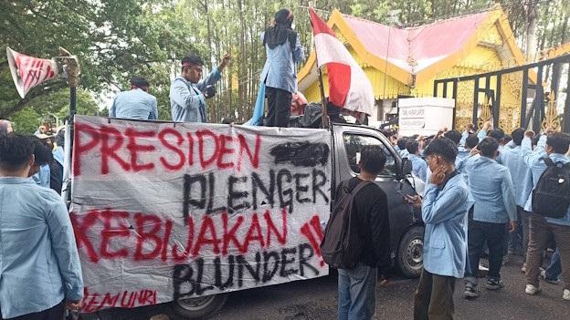 Aksi Besar Mahasiswa Unri di DPRD Riau: Soroti UU Polri, BBM hingga APBN