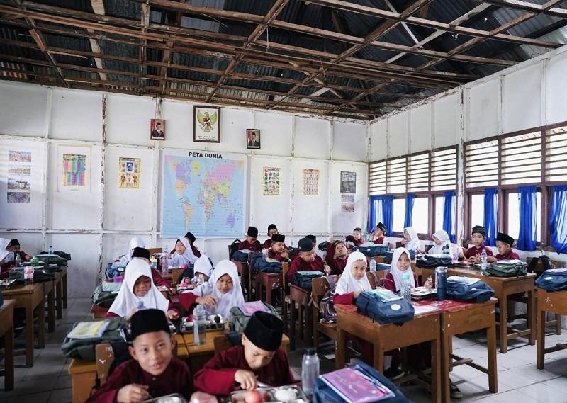 Komentar Guru di Instagram Berbuah Kunjungan Wapres Gibran ke SDN 016 Serusa Parit Aman
