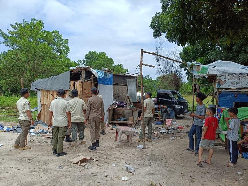 Satpol PP Tertibkan 70 PKL di Stadion Utama Riau, Lapak Permanen Dilarang