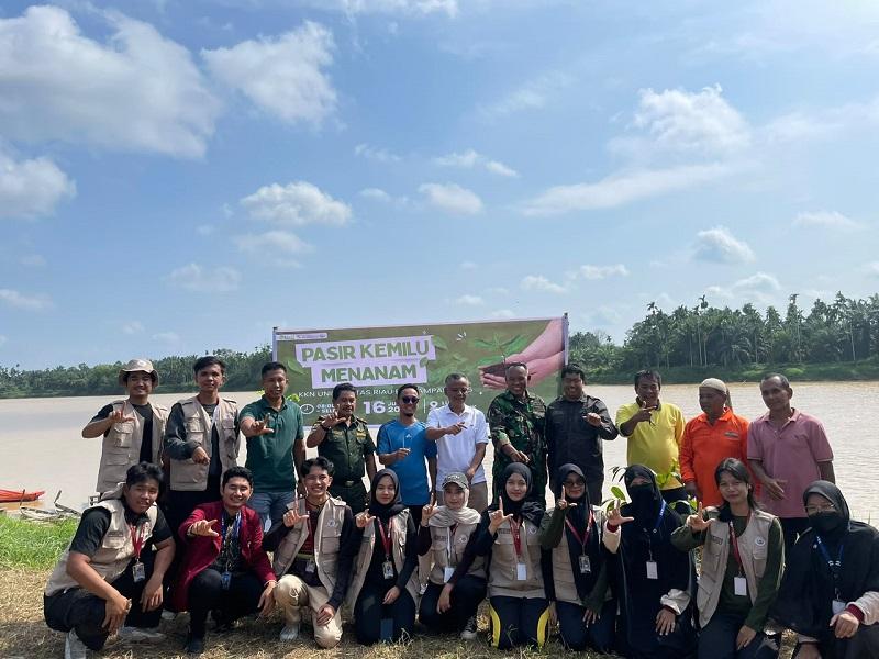 Gerakan Pasir Kemilu Menanam, Mahasiswa Kukerta UNRI Hijaukan Bantaran Sungai Indragiri