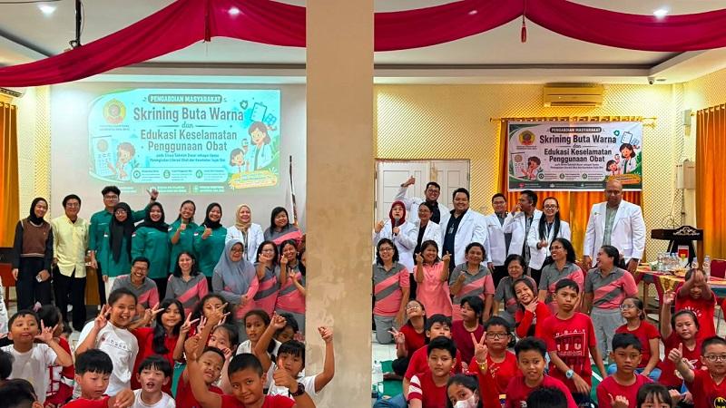 FK Universitas Awal Bros Bekali Siswa SD Kusuma dengan Edukasi Obat dan Skrining Buta Warna