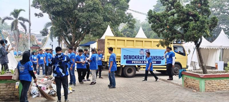 Rayakan HUT ke 25, Demokrat Kuansing Bersihkan Arena Pacu Jalur dari Sampah