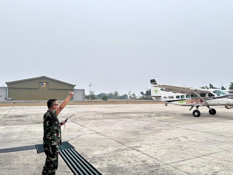 OMC Riau Sudah Berjalan Sejak Februari, 160 Ton Garam Disemai untuk Cegah Karhutla