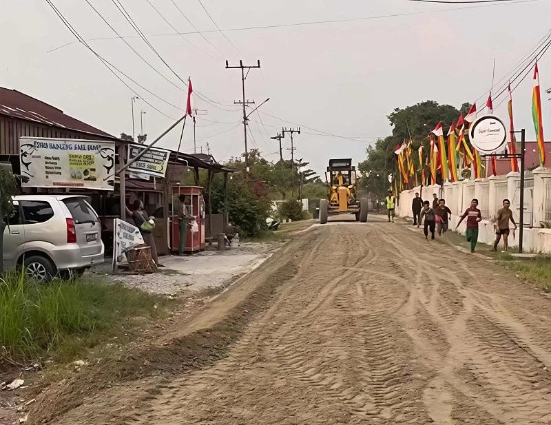Belasan Tahun Tak Diperbaiki, Jalan Pesisir Rumbai Mulai Diaspal Ulang