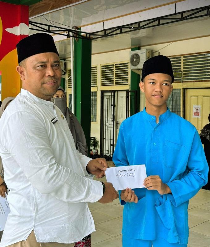 Raih Prestasi di Berbagai Ajang, Siswa MTsN 1 Pekanbaru Terima Penghargaan