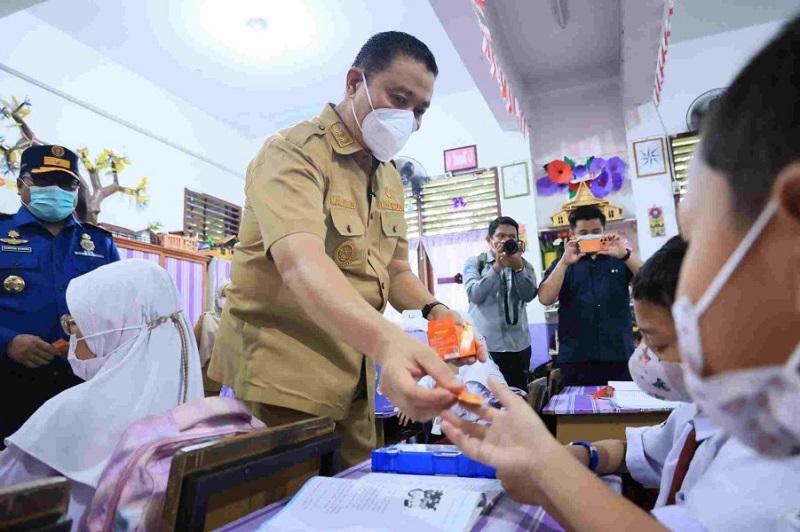 Wawako Pekanbaru Tinjau PTM Terbatas, Siswa Dibagikan Masker dan Vitamin C