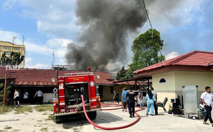 Damkar Berjibaku Padamkan Api di Asrama Polisi Pekanbaru, Mobil dan Rumah Tak Bisa Diselamatkan