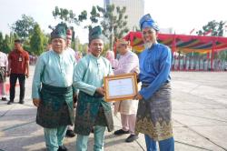 Wako H Paisal Terima Piagam Penghargaan Terbaik I Pembangunan Daerah Riau Tahun 2025