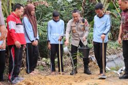 Kapolres Rohil Gelar penanaman Bibit pohon di lingkungan SMA Negeri 1 Tanah Putih