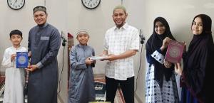 Terima Al-Qur’an dari KWQ, Pelajar Tahfidz Bahagia dan Orang Tua pun Terharu