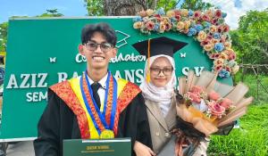 Doa Ayah Bunda dari Mekah Jadi Semangat Aziz Rahmansyah Wisuda Bersama Sang Adik