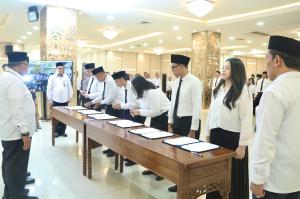 Menaker Lantik 976 ASN, Tekankan Semangat Belajar, Integritas, dan Kekompakan