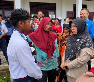 Bupati Afni Bagikan Seragam Sekolah di Wilayah 3T Siak, Pesan Semangat untuk Anak-anak Pedalaman