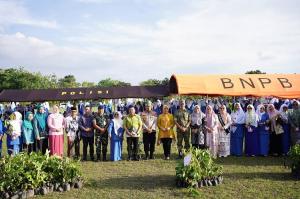 HUT ke-76 IGTKI-PGRI, Pemprov Riau Kampanyekan Sekolah Hijau Lewat Penyerahan 100 Bibit Pohon