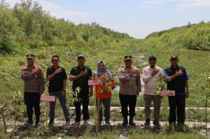 Dukung Green Policing, Polres Rohil Hijaukan Pesisir Pantai Sinaboi dengan 200 Bibit Mangrove