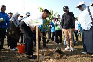 Pemprov Riau Perkuat Ruang Terbuka Hijau Lewat Penanaman Pohon di Stadion Utama
