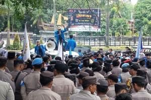 Aksi di DPRD Riau, Mahasiswa UIR Bawa 9 Aspirasi Masyarakat untuk Pemerintah Pusat