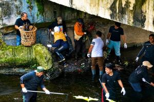 DLHK dan BEM Unri Bergerak Bersihkan Sungai, Bangun Kepedulian Lingkungan di Pekanbaru