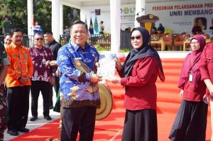 Plt Gubri Lepas 4.050 Mahasiswa Peserta Kukerta Unri, Dorong Pengabdian Nyata untuk Riau