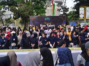 Pekanbaru Pecahkan Rekor Dunia, Kue Talam Durian Sepanjang 1,1 Kilometer Resmi Dicatat MURI