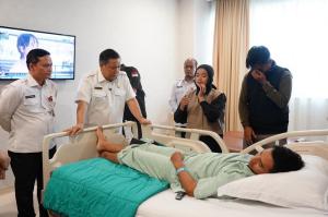 Jenguk Mahasiswa Korban Kekerasan Demo DPRD Riau, Pemprov dan Polda Salurkan Bantuan