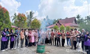 Mahasiswa KKN UNRI Hadirkan Solusi Pembakaran Sampah Minim Asap untuk Warga Desa Penebal