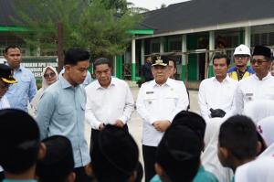 Plt Gubernur Riau Dampingi Wapres Gibran Tinjau MBG dan Sarana Pendidikan di Rohil