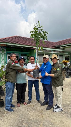 Sambut Dies Natalis, Prodi Doktor Ilmu Lingkungan UNRI Tanam Pohon Produktif di Desa Koto Masjid