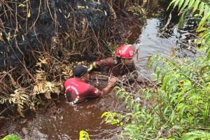 Bara Karhutla Belum Padam, Manggala Agni Berjibaku Keruk Lumpur demi Dapatkan Sumber Air