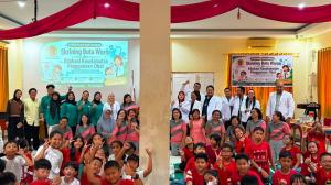 FK Universitas Awal Bros Bekali Siswa SD Kusuma dengan Edukasi Obat dan Skrining Buta Warna