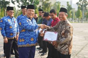 Plt Gubernur Riau Beri Penghargaan, 10 Koperasi Ini Dinilai Tertib dan Transparan