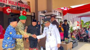 Camat Hulu Kuantan, Azisman Pimpin Upacarai HUT Ke-81 Kemerdekaan RI