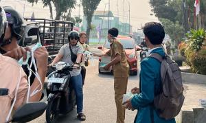 Pemprov Riau Bagikan 14.000 Masker Gratis di 7 Titik Rawan Kabut Asap Pekanbaru dan Kampar