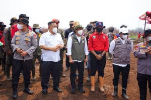 Menhut Raja Juli Tinjau Karhutla Kerumutan, Penanganan dan Pendinginan Terus Dilakukan