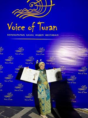 Harumkan Nama Indonesia, Penyanyi Pekanbaru Rara Raih Penghargaan di Voice of Turan 2026