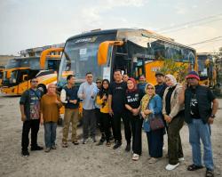Raja Isyam Azwar Resmi Lepas Rombongan PWI Riau Menuju HPN Banten
